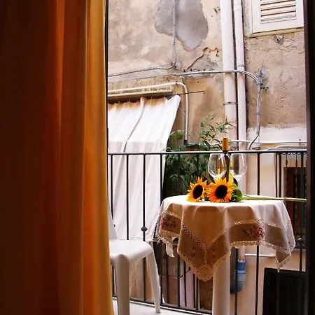 Suggestive Two In The Heart Of The Old Town Appartamento